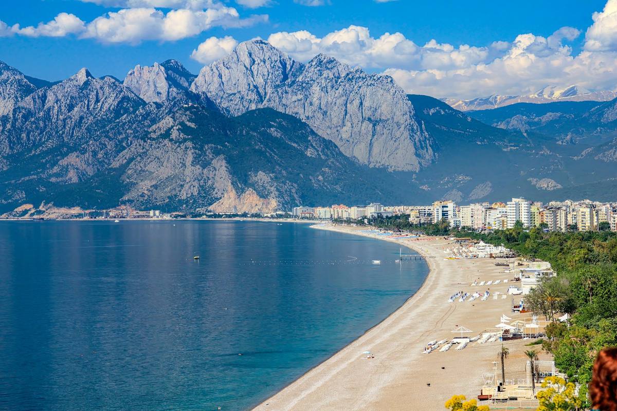 Konyaalti beach with the Beydaglari mountains behind